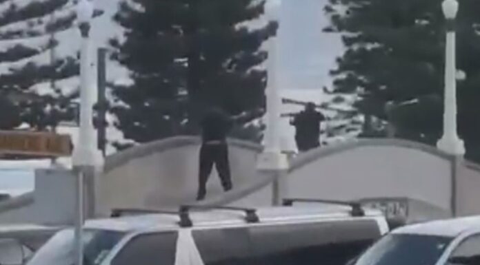 호주 시드니 본다이 비치 총격 사건, 최소 10명 사망 Video footage appears to show two men opening fire from a bridge. (Nine)