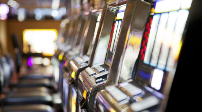 시드니 남성, 도박 문제로 연방경찰 압수수색 받아 Mark Henson, who asked not to be pictured, said he first became addicted to gambling in his early 20s. (Getty images)_9news