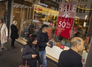 호주 소비자 신뢰지수 7년 만에 최고치 기록 Shoppers walk past a sale sign in a Melbourne shopping centre. (Eamon Gallagher)_9news