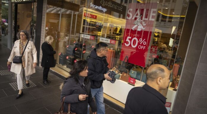 호주 소비자 신뢰지수 7년 만에 최고치 기록 Shoppers walk past a sale sign in a Melbourne shopping centre. (Eamon Gallagher)_9news