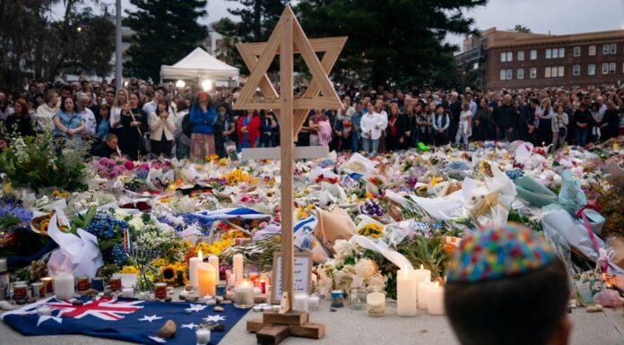 본다이 테러 참사에 호주인들 복구작업 올인 People participate in a candlelight vigil at Bondi Pavilion at Bondi Beach. (Audrey RichardsonGetty Images)_9news