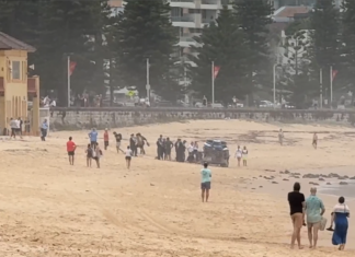 시드니, 24시간 내 3번째 상어 공격으로 북부 해변 20곳 폐쇄 A group pulled the man from the water and onto the sand. (Nine)