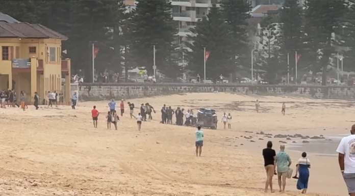 시드니, 24시간 내 3번째 상어 공격으로 북부 해변 20곳 폐쇄 A group pulled the man from the water and onto the sand. (Nine)