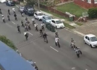 시드니, 전기자전거 청소년 폭주 문제 심각 Footage from Cronulla shows electric mob on wheels charging down a main road. (Nine)