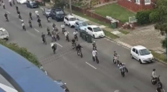 시드니, 전기자전거 청소년 폭주 문제 심각 Footage from Cronulla shows electric mob on wheels charging down a main road. (Nine)