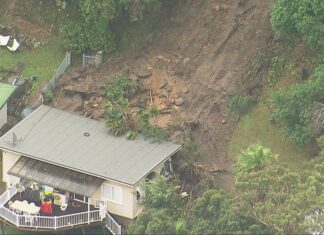 시드니, 산사태와 폭우로 북부 해안 주택 위기 The landslide came close to completely destroying houses on Sydney's Northern Beaches. (Nine)