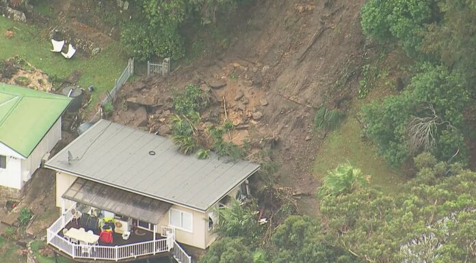 시드니, 산사태와 폭우로 북부 해안 주택 위기 The landslide came close to completely destroying houses on Sydney's Northern Beaches. (Nine)
