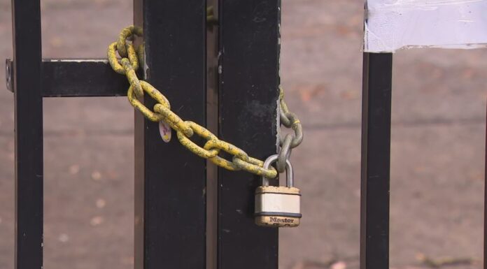 뱅스타운 종교시설, 폐쇄 명령 불응 후 벌금 부과 The operators were given seven days to explain why they should not be fined. (Nine)