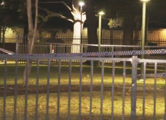 빌라우드 아파트서 총격, 2주 전 납치 사건과 관련 조사 A man was shot in the leg in Villawood. (Nine)