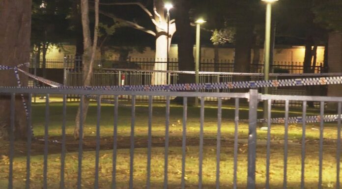빌라우드 아파트서 총격, 2주 전 납치 사건과 관련 조사 A man was shot in the leg in Villawood. (Nine)