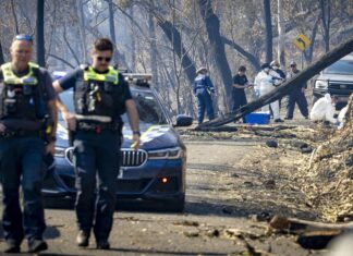 빅토리아 산불·퀸즐랜드 태풍 긴급 상황 Police inspect the scene after a body was found in burnt-out country at Gobur. (Jason South)_9news