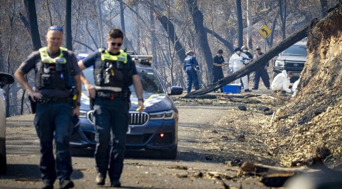 빅토리아 산불·퀸즐랜드 태풍 긴급 상황 Police inspect the scene after a body was found in burnt-out country at Gobur. (Jason South)_9news