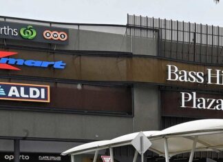 시드니, 쇼핑센터서 아이 방치 후 경찰관 폭행 혐의 여성 기소 The woman allegedly assaulted an off-duty officer at Bass Hill Plaza. (Nick Moir)_9news