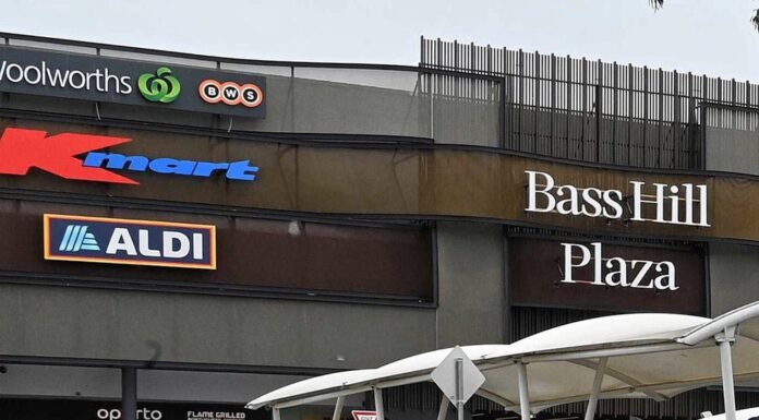 시드니, 쇼핑센터서 아이 방치 후 경찰관 폭행 혐의 여성 기소 The woman allegedly assaulted an off-duty officer at Bass Hill Plaza. (Nick Moir)_9news