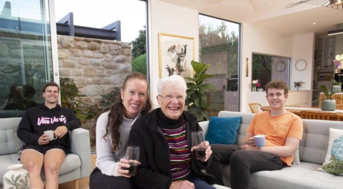 호주 주택난에 다세대 동거 확산 Multi-generational living is booming with a 22 per cent surge in 3-generation households in just five years. Picture Brett Hartwig_news.com.au