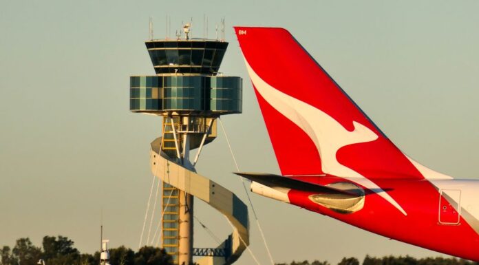 시드니 홍역 확진, 항공편 이용객 경고 People on a Qantas flight from Adelaide to Sydney must monitor for symptoms until January 16. (Getty)_9news