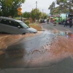 6.A couple’s drive to the airport has taken a shocking turn after their hire car fell into a large sinkhole in Adelaide. (Nine)