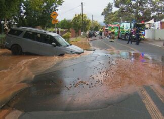 애들레이드 싱크홀에 렌트카 빠져 공항행 중단 A couple's drive to the airport has taken a shocking turn after their hire car fell into a large sinkhole in Adelaide. (Nine)