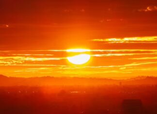 남호주, 사상 최고 폭염 기록, 빅토리아 산불로 1100명 대피, 경고 발령 A remote South Australian town has recorded its hottest day on record. (iStock)-9NEWS