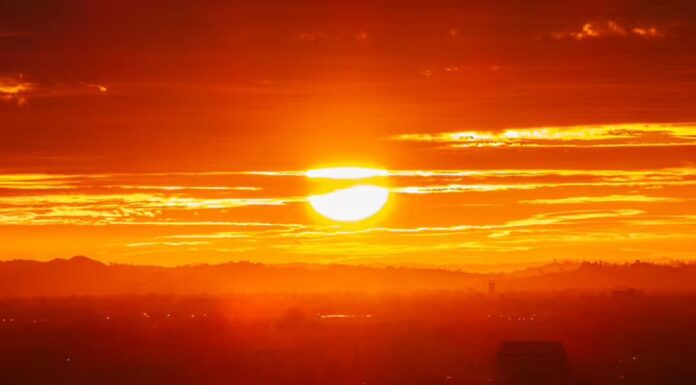 남호주, 사상 최고 폭염 기록, 빅토리아 산불로 1100명 대피, 경고 발령 A remote South Australian town has recorded its hottest day on record. (iStock)-9NEWS