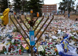 시드니 본다이 테러 이후 NSW 집회 제한 연장 Tributes at the Bondi Pavillion to commerorate the 15 victims of the December 14 attack. (Getty)_9news