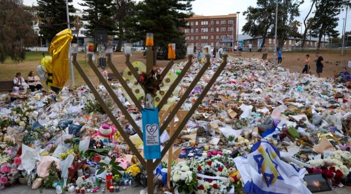 시드니 본다이 테러 이후 NSW 집회 제한 연장 Tributes at the Bondi Pavillion to commerorate the 15 victims of the December 14 attack. (Getty)_9news