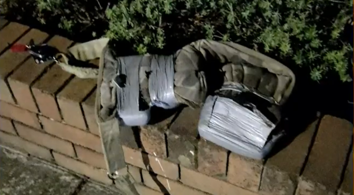 본다이 가슴 보호복 착용 남성 체포 후 주 출국 명령 Police searched his car, where they allegedly found another duct-taped vest, a face mask and a tin believed to contain prohibited drugs. (TodayNSW Police)