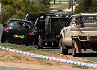 NSW 이크 카르젤리고 총격 사건, 임신한 전 파트너 포함 3명 사망 The car where a woman and a man were shot on Bokhara Street in Lake Cargelligo. (Sydney Morning Herald)