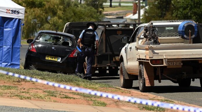 NSW 이크 카르젤리고 총격 사건, 임신한 전 파트너 포함 3명 사망 The car where a woman and a man were shot on Bokhara Street in Lake Cargelligo. (Sydney Morning Herald)