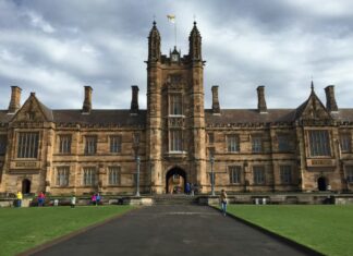 고공행진 호주 대학 유학생 등록금 Datingscout_unsplash