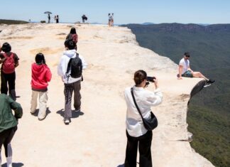 블루 마운틴의 인기 전망대, 안전 문제로 폐쇄 결정 The lookout in Wentworth Falls has exploded in popularity partly due to social media. (Steven Siewert)_9news
