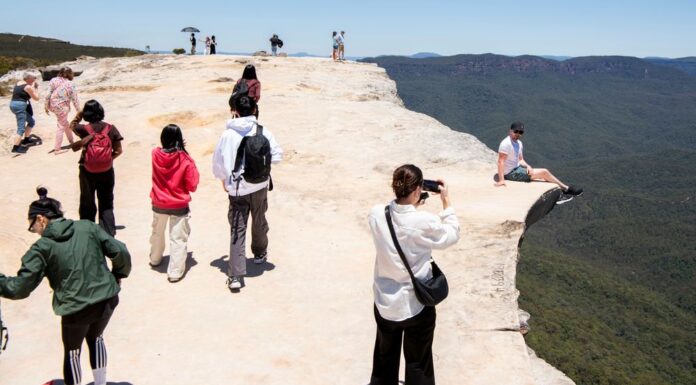 블루 마운틴의 인기 전망대, 안전 문제로 폐쇄 결정 The lookout in Wentworth Falls has exploded in popularity partly due to social media. (Steven Siewert)_9news