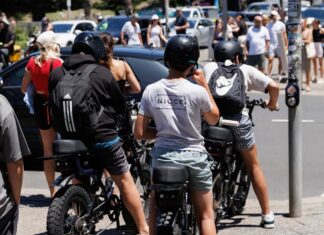 호주 e-bikes 제3자 배상 보험 가입 의무화 추진 The types of injuries we’re seeing are more associated with motorbike collisions, said St Vincent’s Hospital emergency specialist Dr Tom Crofts.CreditRenee Nowytarger_smh