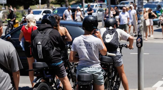 호주 e-bikes 제3자 배상 보험 가입 의무화 추진 The types of injuries we’re seeing are more associated with motorbike collisions, said St Vincent’s Hospital emergency specialist Dr Tom Crofts.CreditRenee Nowytarger_smh