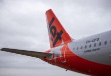 시드니 공항 홍역 경보 발령 Passengers who were on a Jetstar flight from Sydney to Melbourne are being told to monitor for symptoms. (Jetstar)_9news