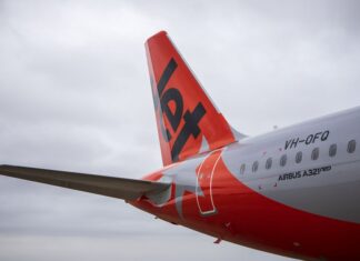시드니 공항 홍역 경보 발령 Passengers who were on a Jetstar flight from Sydney to Melbourne are being told to monitor for symptoms. (Jetstar)_9news