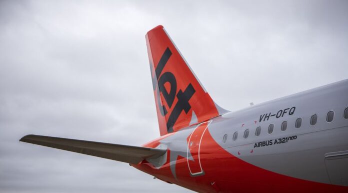 시드니 공항 홍역 경보 발령 Passengers who were on a Jetstar flight from Sydney to Melbourne are being told to monitor for symptoms. (Jetstar)_9news