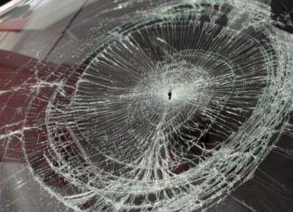 시드니 스타 카지노에서 교통콘이용 공격으로 약 10만 달러 피해 발생 .Rob's windshield was shattered. (Supplied)_9NEWS