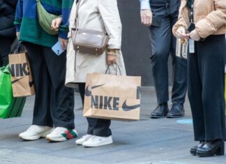 호주, 생활비 위기로 추가 일자리 찾는 노동자 증가 The financial pressure is impacting women more than men. Picture NewsWire Christian Gilles_news.com.au