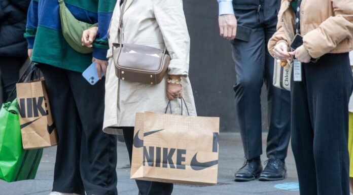 호주, 생활비 위기로 추가 일자리 찾는 노동자 증가 The financial pressure is impacting women more than men. Picture NewsWire Christian Gilles_news.com.au