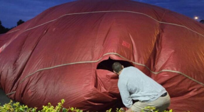 퀸즐랜드, 24명 태운 열기구 찢어짐에도 안전 착륙 A hot air balloon carrying 24 passengers narrowly avoided disaster when its experienced pilot pressed ahead with a flight despite a major tear. Credit ATSB_7news