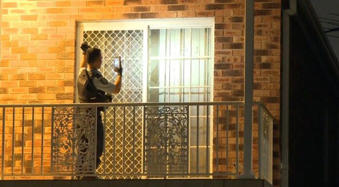 시드니 그린에이커 주택 화염병 투척 사건 수사 착수 Emergency services were called to the property Macquarie Street in Greenacre at 1am today after reports a glass fire bomb had been thrown, which ignited a fire. (Nine)