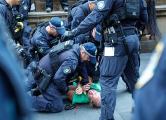 시드니 타운홀 시위, 경찰 대응 논란 확산 Police detain a protester as tensions boil over outside Town Hall. (Getty)_9news