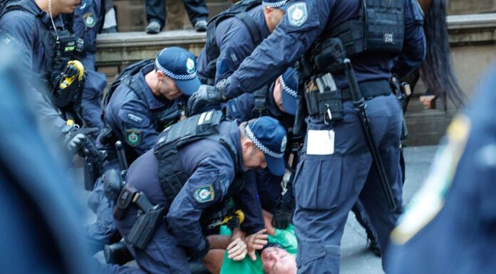 시드니 타운홀 시위, 경찰 대응 논란 확산 Police detain a protester as tensions boil over outside Town Hall. (Getty)_9news