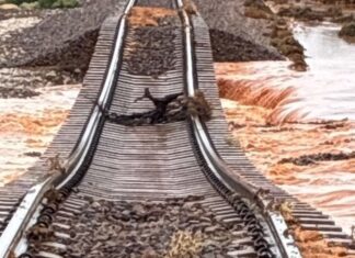 호주 아웃백, 기록적인 폭우로 철도 유실 및 광범위한 홍수 발생 The railway track has sustained significant damage. (Supplied by Australian Rail Track Corporation)_9news