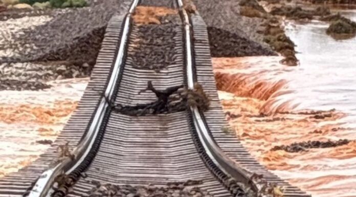 호주 아웃백, 기록적인 폭우로 철도 유실 및 광범위한 홍수 발생 The railway track has sustained significant damage. (Supplied by Australian Rail Track Corporation)_9news