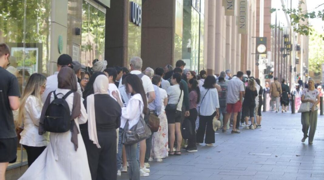 A line of people outside the ABC Bullion boutique in Sydney. Picture NewsWire Christian Gilles_news.com.au