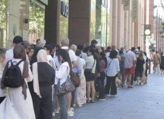 시드니, 시댁/처가의 수상한 3000달러 제안에 일침 A line of people outside the ABC Bullion boutique in Sydney. Picture NewsWire Christian Gilles_news.com.au