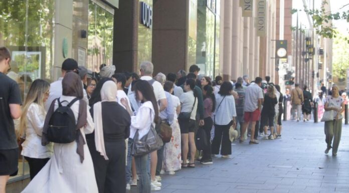시드니, 시댁/처가의 수상한 3000달러 제안에 일침 A line of people outside the ABC Bullion boutique in Sydney. Picture NewsWire Christian Gilles_news.com.au