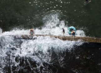 호주 남동부 기록적 폭염 끝, 시드니·빅토리아 기온 하강 Swimmers cool off in Oak Park rock pool in Sydney on a scorching summer's day (Janie Barrett)_9news